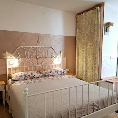 Apartment Fuer Drei Personen Mit Privatem Balkon *