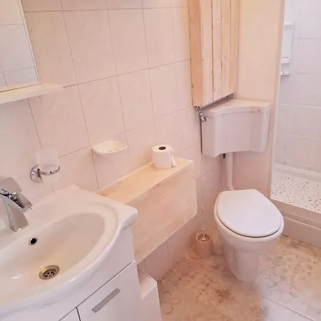 Fuer Drei Personen Mit Privatem Balkon Rovinj